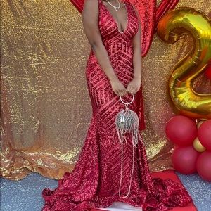 This beautiful 😍GORGEOUS CANDY APPLE 🍎 RED GOWN!! 🔥🔥❤️❤️❤️ Size 7/8